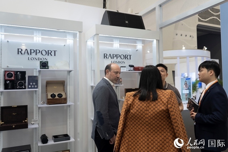 客商在第四屆中國國際消費品博覽會英國國家館內(nèi)交談。人民網(wǎng) 常沙攝