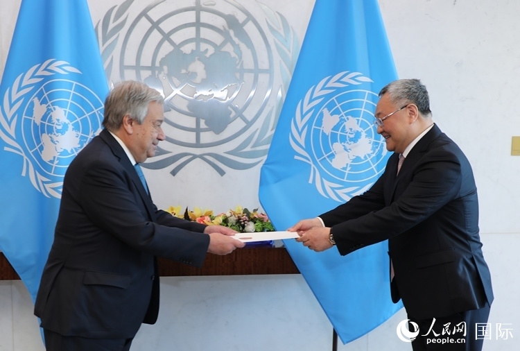 4月16日，中國新任常駐聯(lián)合國代表、特命全權大使傅聰在紐約聯(lián)合國總部向聯(lián)合國秘書長古特雷斯遞交了全權證書。 人民網(wǎng)記者 李志偉攝