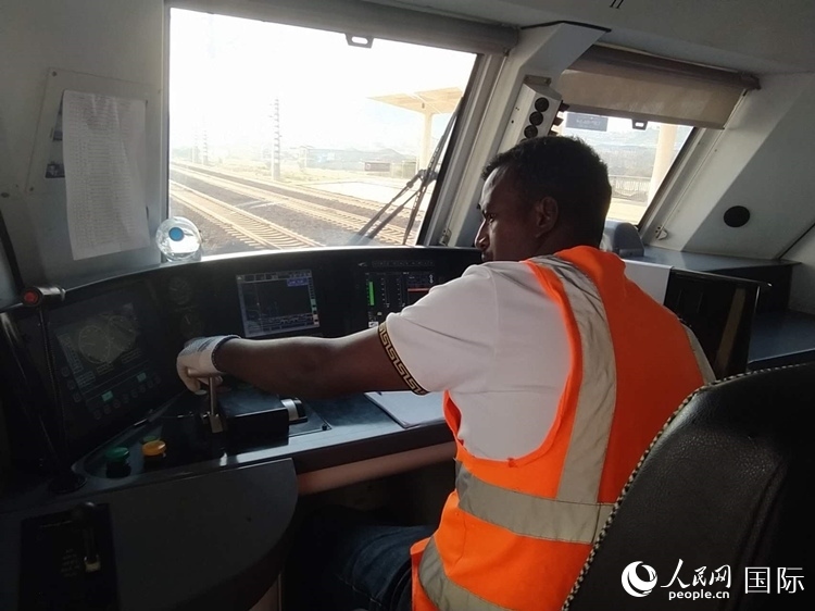 火車司機索博卡。人民網(wǎng)記者 黃培昭攝