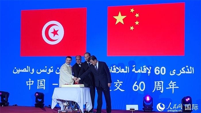 與會嘉賓共同切紀(jì)念蛋糕，從左至右分別為突尼斯國家旅游局局長侯賽因、突尼斯駐華大使阿迪勒·阿拉比、外交部副部長鄧勵、中國人民對外友好協(xié)會副會長李?？Ｈ嗣窬W(wǎng)記者 萬宇攝