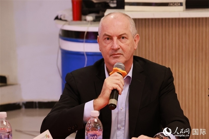 巴西里約大都會研究所執(zhí)行官西奧·舒克在座談會上致辭。人民網(wǎng)記者 陳海琪攝