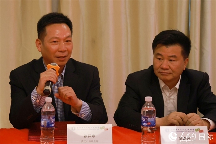 武漢市僑聯(lián)主席徐祥忠（左）在座談會上致辭。人民網(wǎng)記者 陳海琪攝