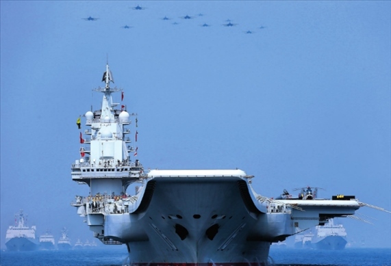 制空作戰(zhàn)梯隊飛越航母編隊上空（2018年攝）。 張雷攝