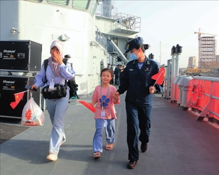 海軍軍艦赴蘇丹緊急撤離我在蘇丹人員。圖為海軍官兵帶領(lǐng)同胞登艦（2023年4月26日攝）。丁家興攝