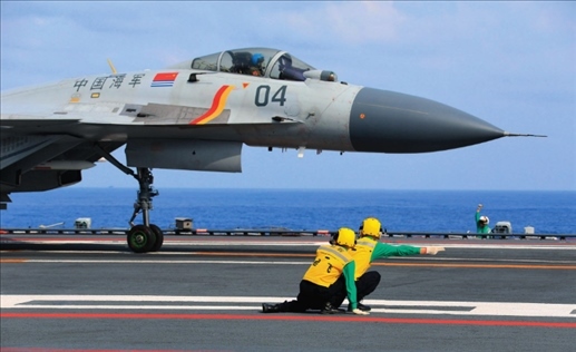 遼寧艦起飛助理作出放飛手勢，殲-15艦載戰(zhàn)斗機起飛（2020年4月攝）。張凱攝