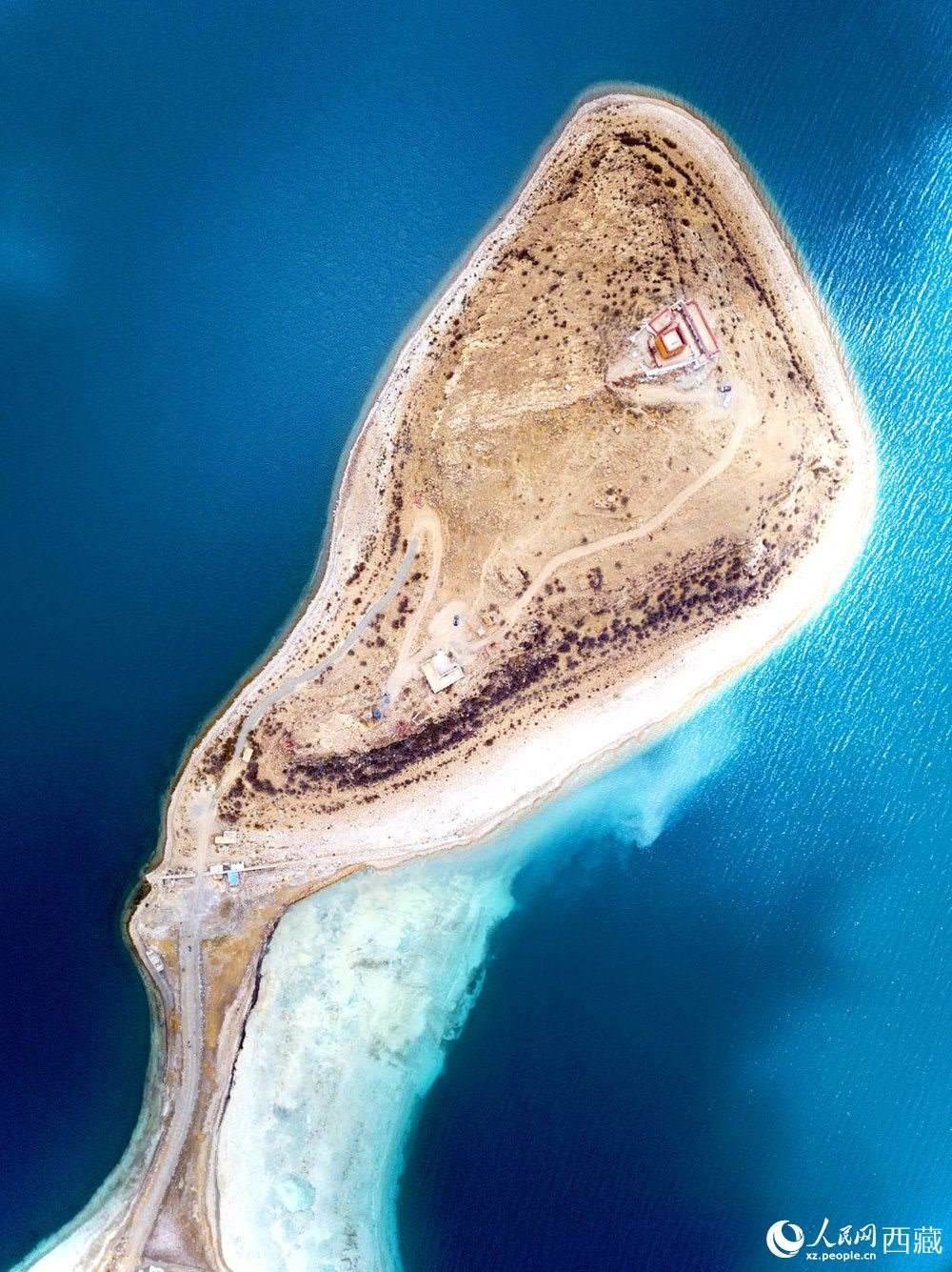 無人機(jī)視角下的西藏羊卓雍錯(cuò)日托寺風(fēng)光。人民網(wǎng)記者 次仁羅布攝