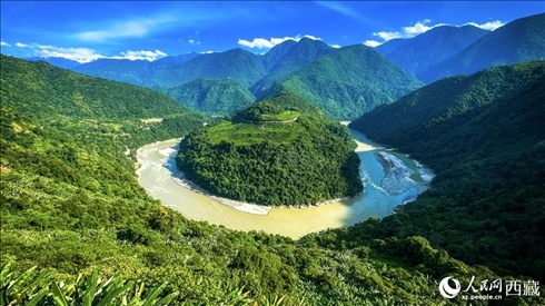 風(fēng)景秀麗、植被繁茂的西藏林芝市墨脫縣果果塘大拐彎。人民網(wǎng)記者 次仁羅布攝