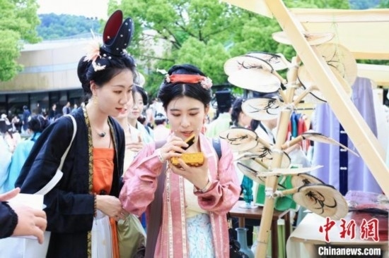 漢服愛好者逛集市。中國(guó)絲綢博物館 供圖