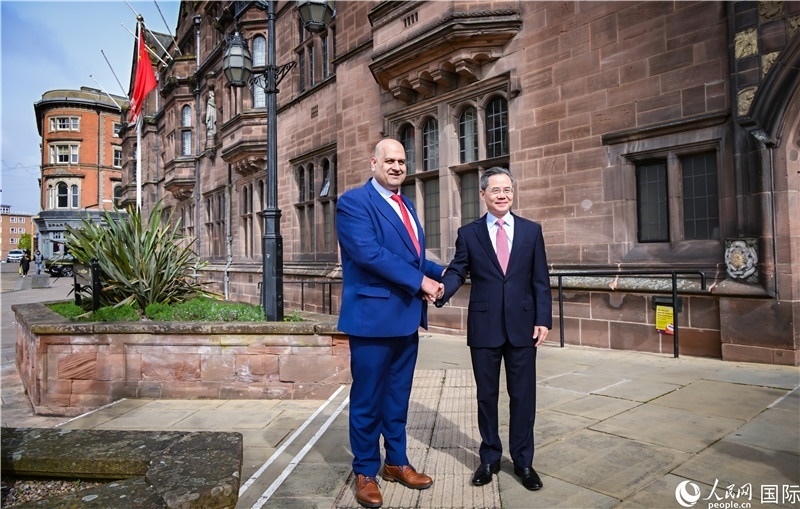 圖為中國駐英國大使鄭澤光在考文垂市政廳會見現(xiàn)場。人民網(wǎng) 郭錦標(biāo)攝