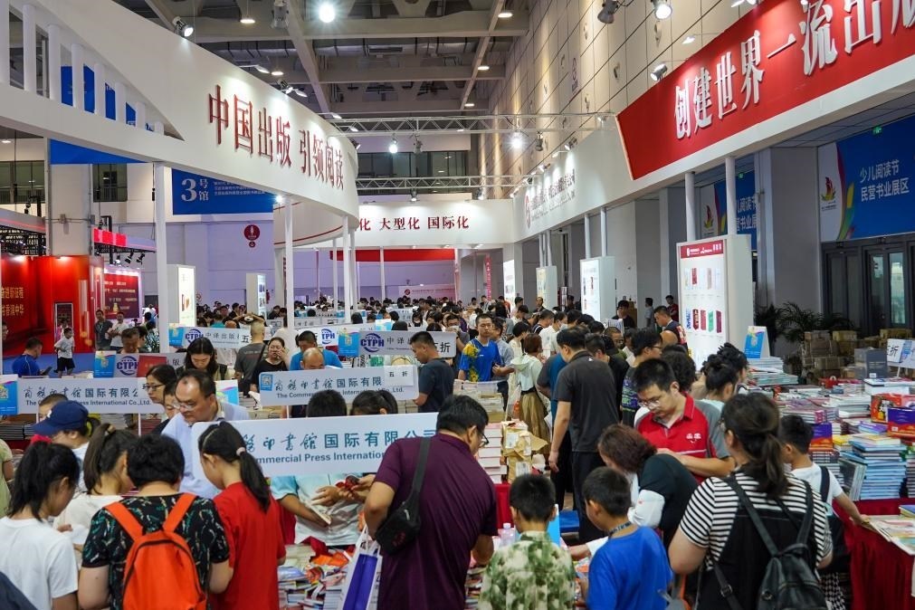 2023年7月31日，在第31屆全國(guó)圖書交易博覽會(huì)上，讀者在閱覽選購新書。新華社記者 朱崢 攝