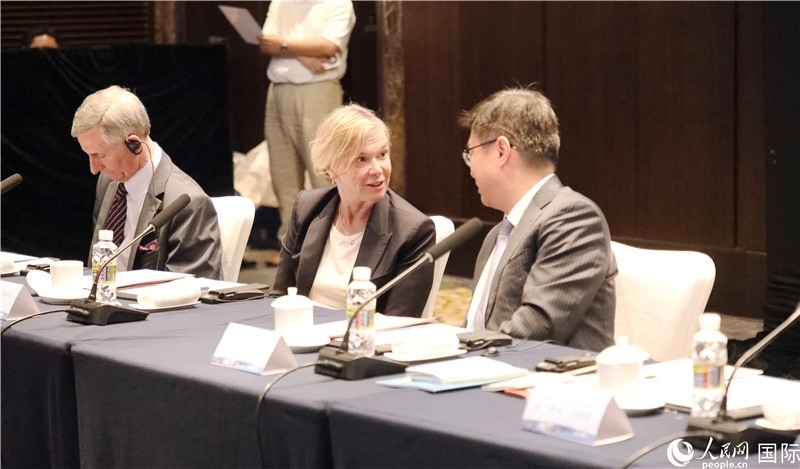 宣介會(huì)上，中外官員親切交談。人民網(wǎng)記者趙益普攝