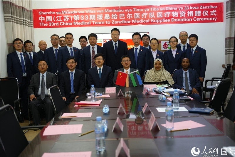 中非雙方代表及醫(yī)療隊(duì)在捐贈(zèng)現(xiàn)場(chǎng)合影。中國(guó)援桑醫(yī)療隊(duì)供圖