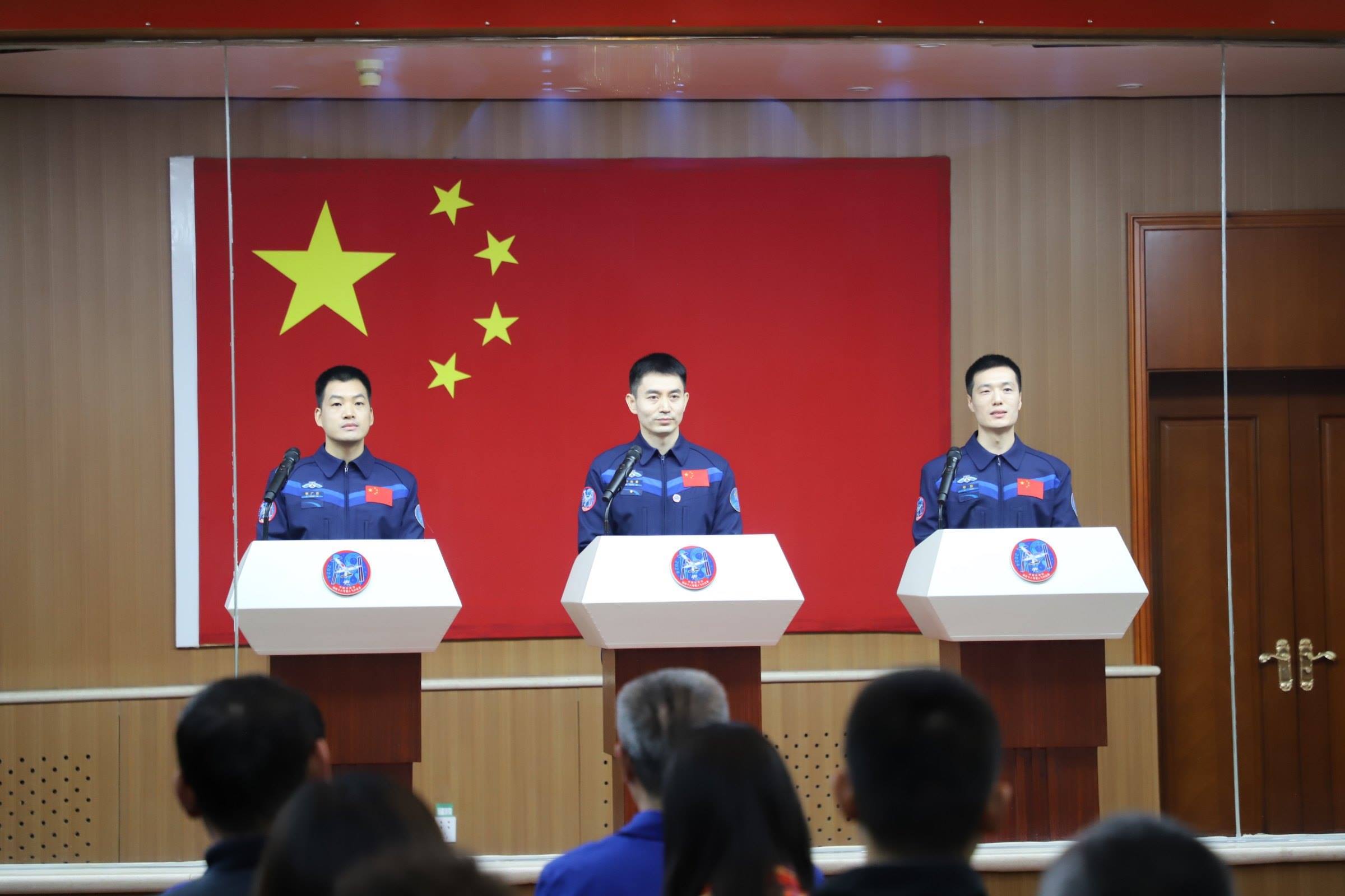 神舟十八號航天員與中外媒體記者集體見面。人民網(wǎng)記者 黃帆攝