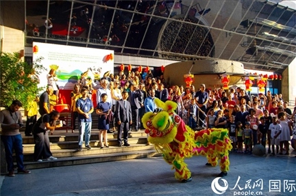 巴西民眾在里約天文館前觀看舞獅表演。四川省文化和旅游廳供圖。