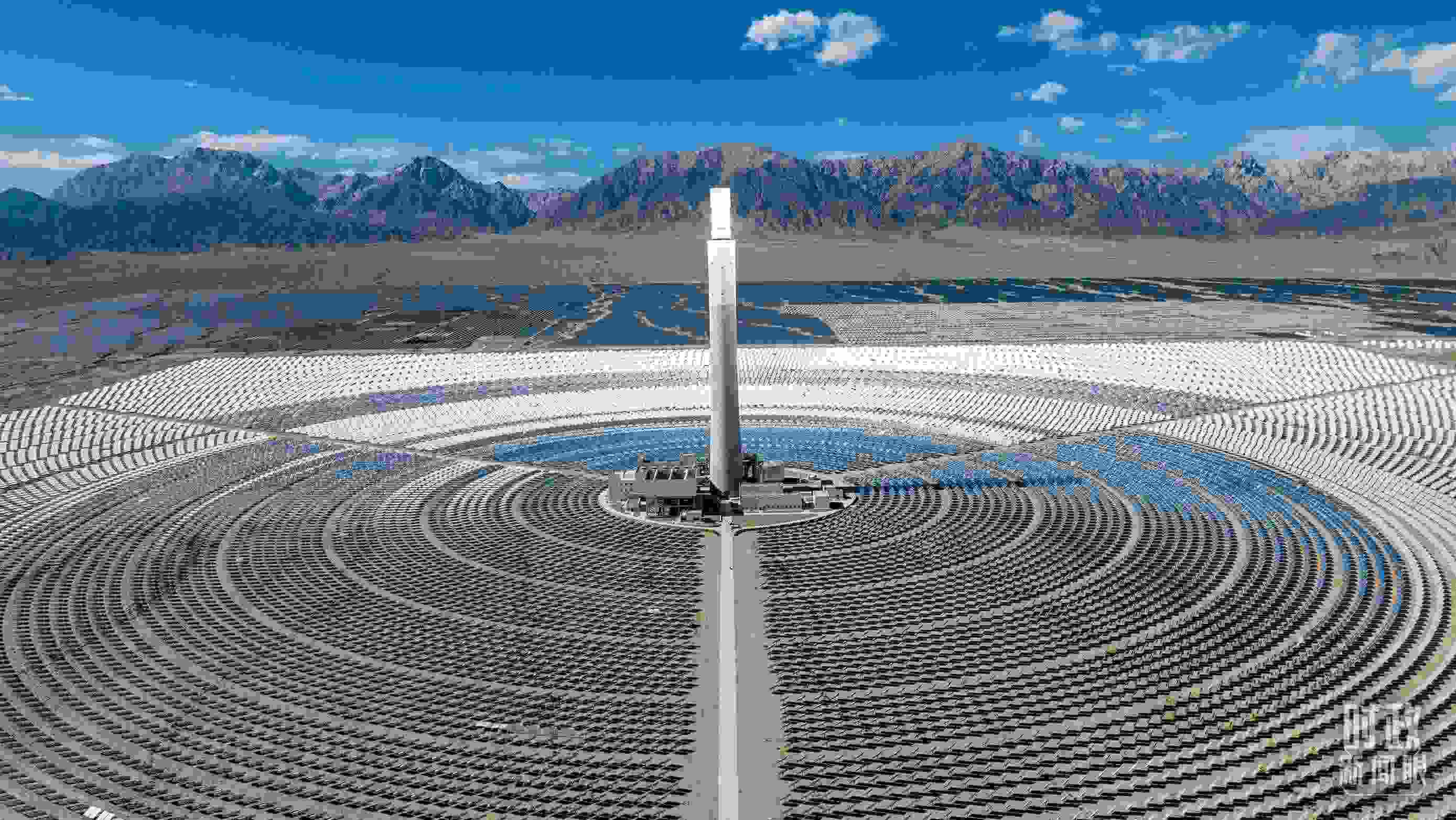 △青海海西德令哈塔式熔鹽儲(chǔ)能光熱發(fā)電廠。（圖/視覺中國）