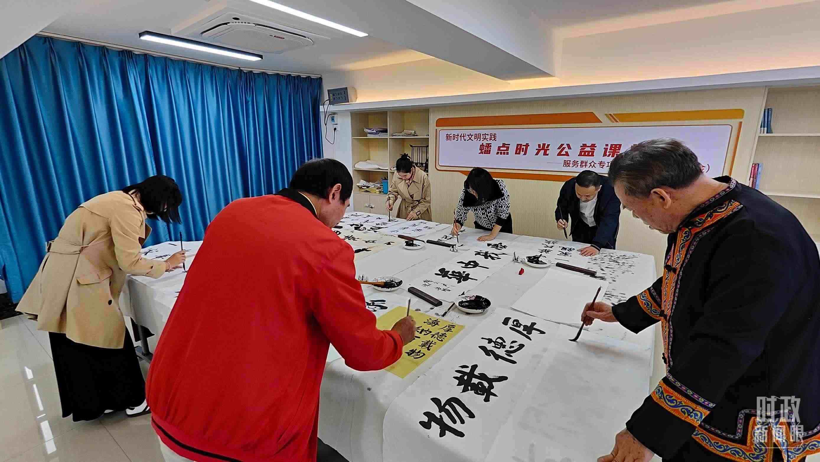 △廣西南寧市多民族社區(qū)——盤龍社區(qū)居民練習(xí)書法。（總臺(tái)央視記者楊立峰拍攝）