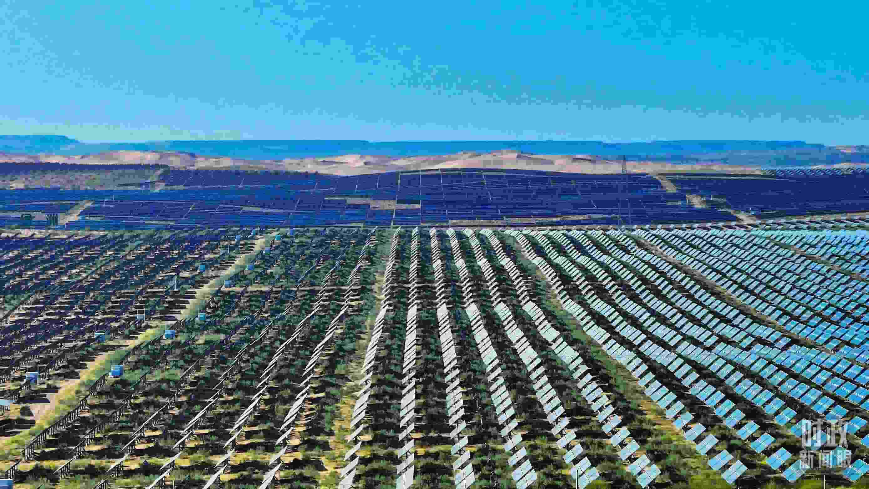 △內(nèi)蒙古鄂爾多斯，庫布其沙漠新能源基地。（圖/視覺中國）