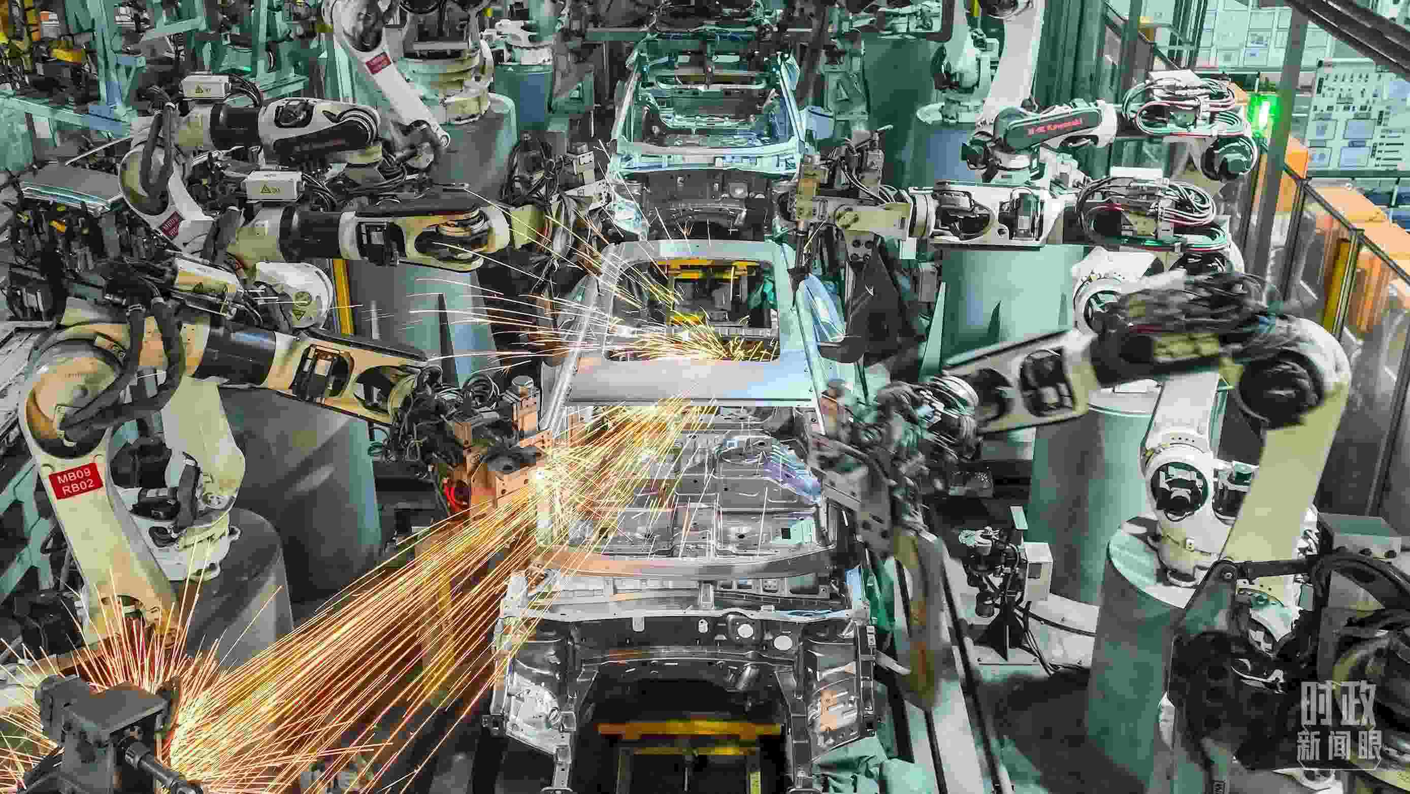  △2024年4月，重慶兩江新區(qū)的一家汽車制造企業(yè)，生產(chǎn)一派繁忙。（圖/視覺中國）