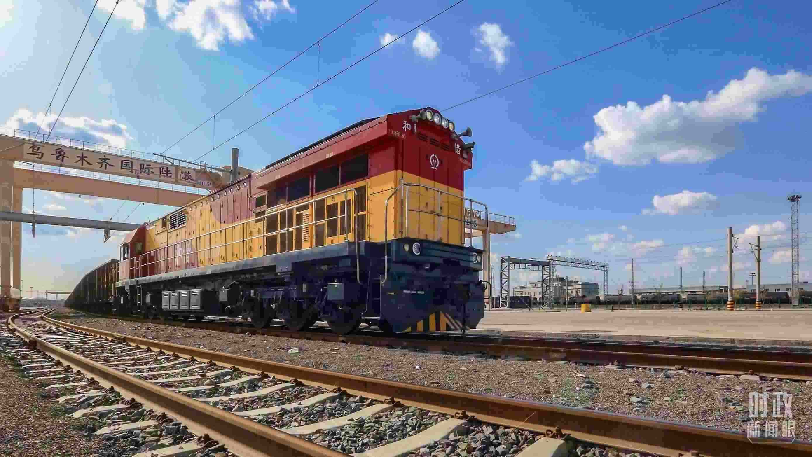 △2024年4月，烏魯木齊國際陸港區(qū)中歐班列“天山號(hào)”暢行絲路。（圖/視覺中國）