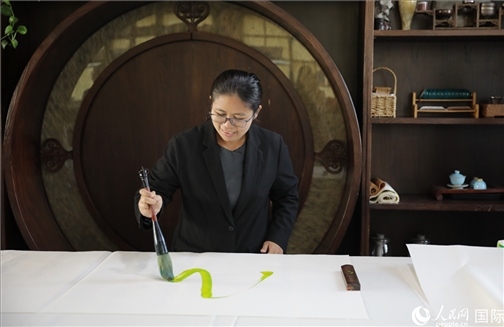 緬甸駐華大使館副館長(zhǎng)、公使銜參贊杜欣瑪泰參加《五百筆·瀾湄合作》集體藝術(shù)創(chuàng)作。人民網(wǎng)王婧攝