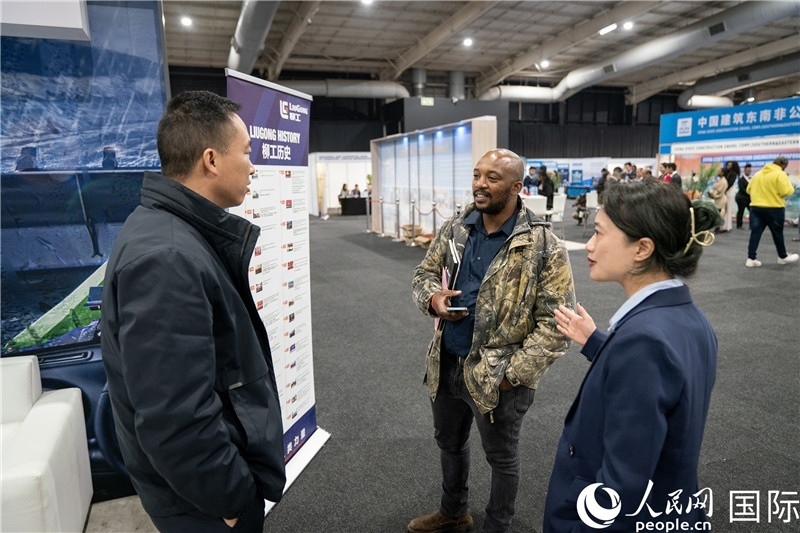 中企工作人員和當(dāng)?shù)厍舐氄呓徽?。希拉茲攝