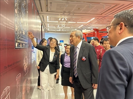 工作人員為泰國(guó)前副總理、泰中文化促進(jìn)委員會(huì)主席披尼講解展覽內(nèi)容。中國(guó)駐泰國(guó)大使館供圖