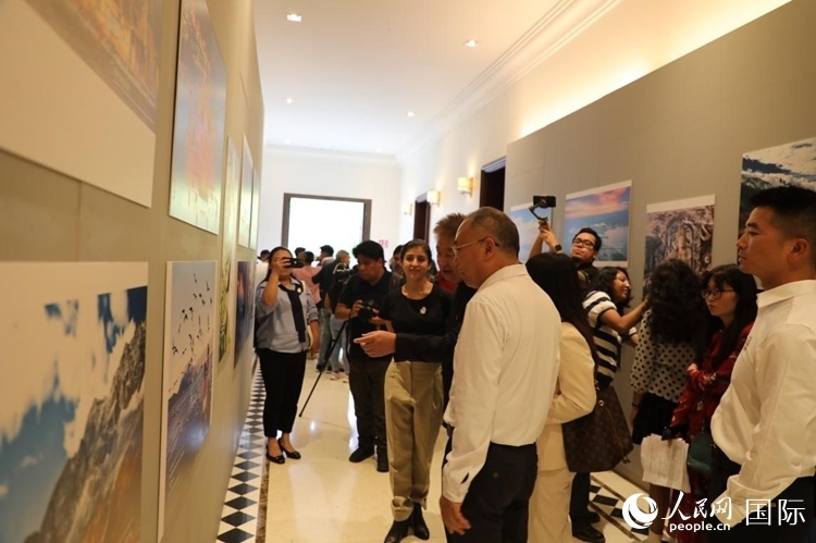 參觀者在圖片展活動現(xiàn)場。拍攝者為墨西哥分社外籍雇員埃內(nèi)斯托·多明戈斯