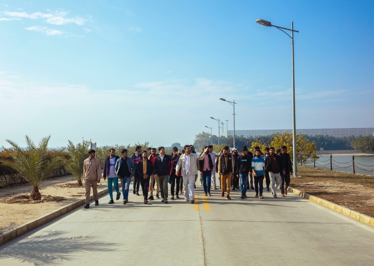 職業(yè)技校學(xué)員參觀中巴經(jīng)濟(jì)走廊薩希瓦爾電站。中國華能薩希瓦爾電站 供圖