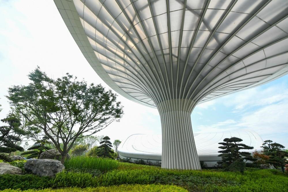 這是2024年4月22日拍攝的成都世園會主會場入口處的“芙蓉花”底部，它兼具收集雨水、循環(huán)利用的功能。新華社記者 王曦 攝