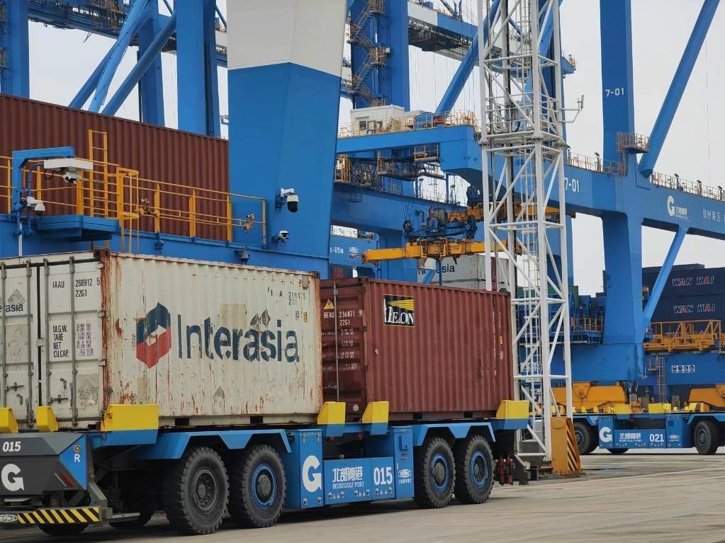 在欽州自動化集裝箱碼頭，智能導(dǎo)引運輸車在運送集裝箱。新華社記者趙歡 攝