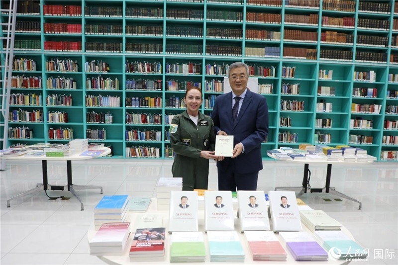 授課后，中國(guó)駐巴西大使祝青橋向巴西高等防務(wù)學(xué)院圖書(shū)館捐贈(zèng)了150本書(shū)籍。圖為祝青橋和巴西高等防務(wù)學(xué)院院長(zhǎng)卡拉·利里奧·馬丁斯在圖書(shū)捐贈(zèng)儀式上。 人民網(wǎng)記者 陳一鳴攝