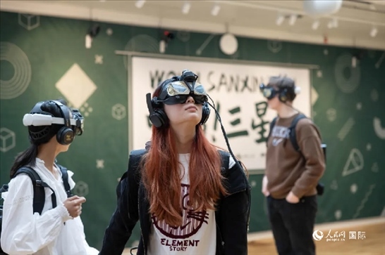 體驗三星堆VR文化。中國駐瑞典大使館供圖