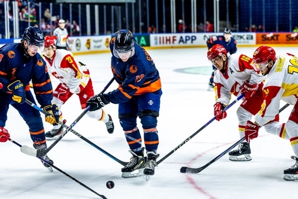 雙方球員爭搶。圖片來源：國際冰聯(lián)