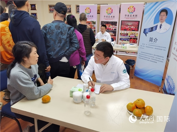 中醫(yī)專家為當(dāng)?shù)厝A僑華人提供中醫(yī)咨詢和診療服務(wù)。 （本報(bào)記者 楊謳 攝）