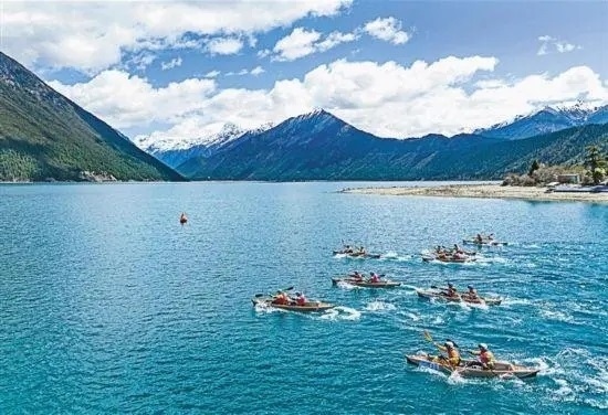 2024年4月20日，2024年巴松措國際漂流公開賽的選手在比賽中。 新華社記者 孫非攝