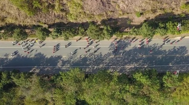 1月6日，健身愛好者在徒步活動中（無人機照片）。新華社記者 黃國保攝