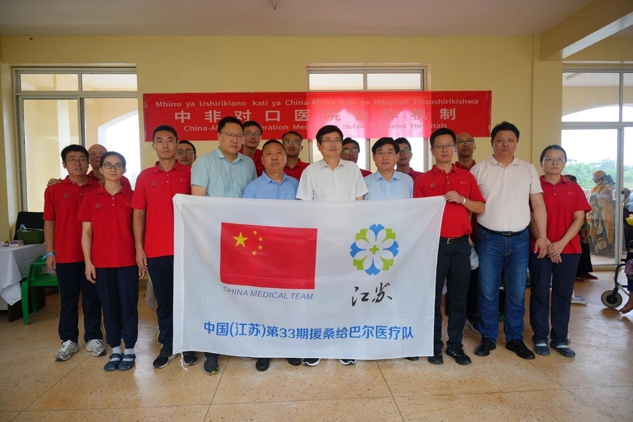 揚(yáng)州市衛(wèi)健系統(tǒng)代表團(tuán)和醫(yī)療隊(duì)在義診現(xiàn)場合影。中國援桑醫(yī)療隊(duì)供圖