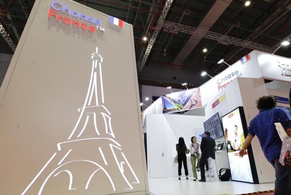 2019年11月5日，第二屆中國(guó)國(guó)際進(jìn)口博覽會(huì)在上海國(guó)家會(huì)展中心開(kāi)幕。這是參觀者走過(guò)法國(guó)國(guó)家館。新華社記者 張玉薇 攝