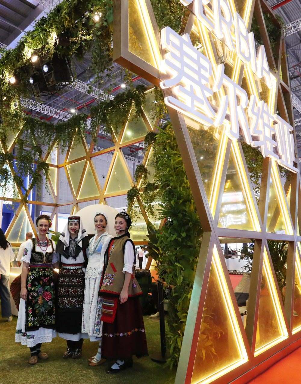 2023年11月6日，身著傳統(tǒng)服飾的演職人員在上海進(jìn)博會(huì)國(guó)家展塞爾維亞展臺(tái)迎接參觀者。第六屆進(jìn)博會(huì)國(guó)家展全面恢復(fù)線下舉辦，洪都拉斯、塞爾維亞、越南、南非、哈薩克斯坦作為本屆進(jìn)博會(huì)主賓國(guó)在國(guó)家展亮相。新華社記者 方喆 攝