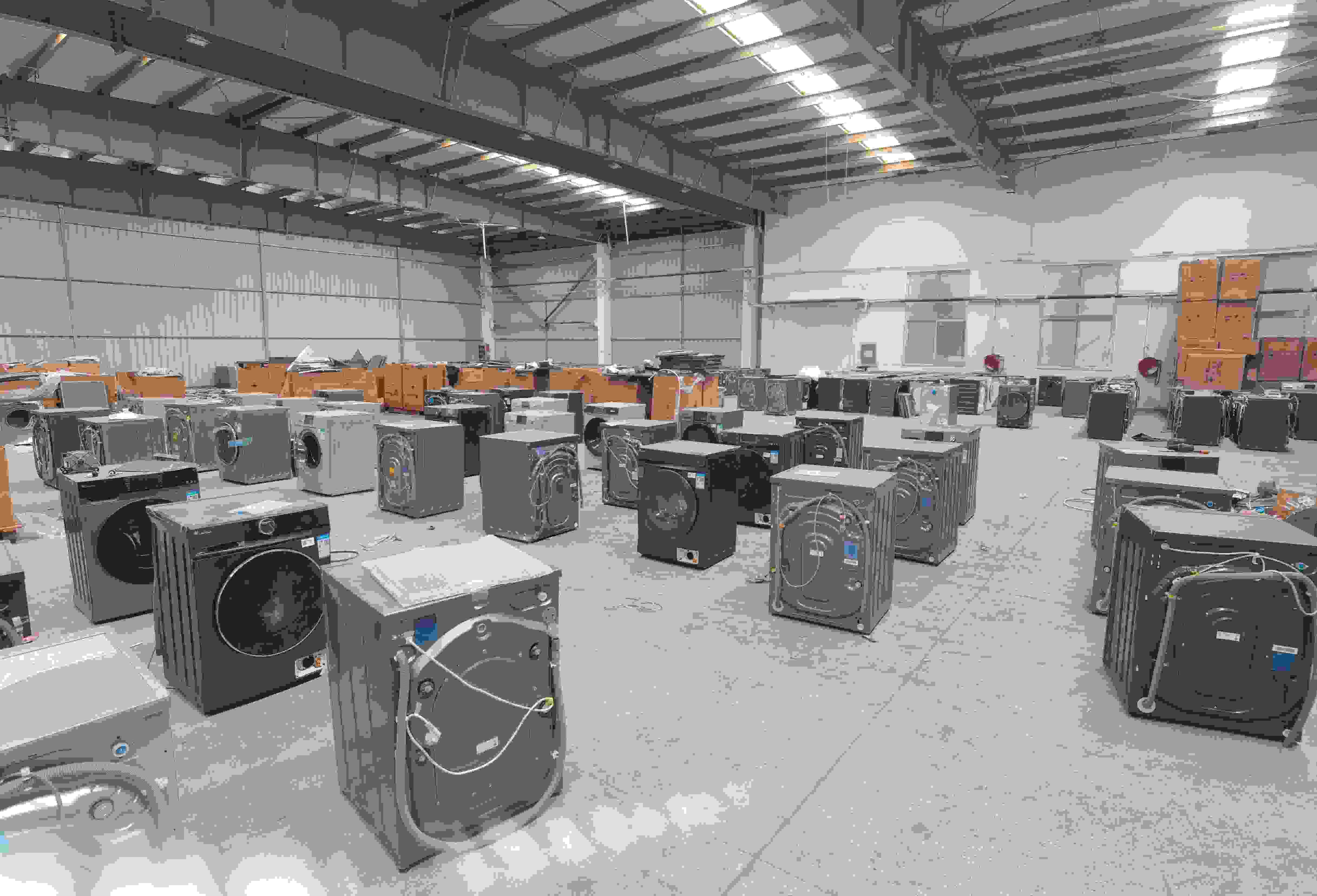 專案組民警查扣涉案場(chǎng)所及假冒知名品牌洗衣機(jī)。巨野警方供圖