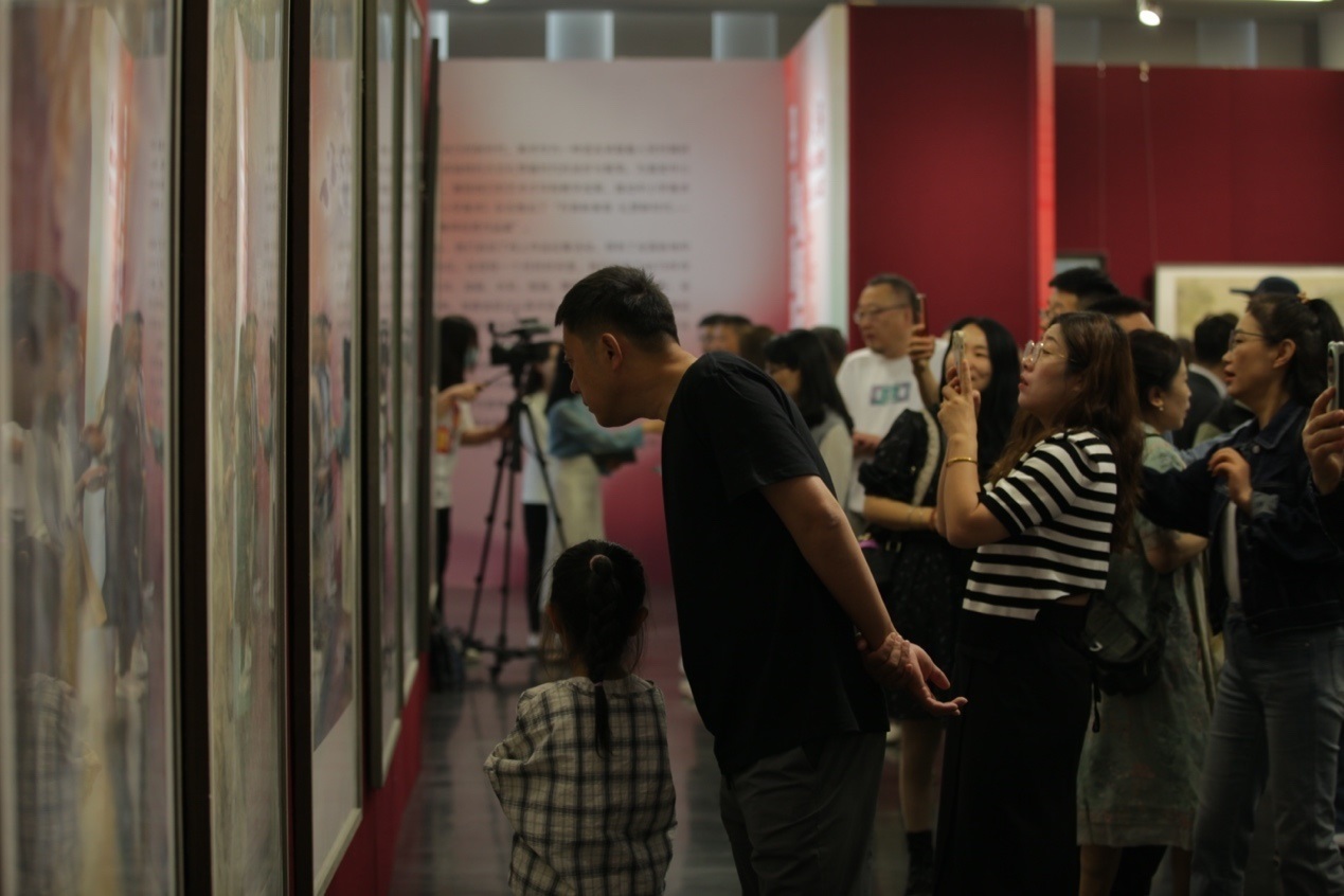 嘉賓及教研員、教師代表參觀展覽。主辦方供圖