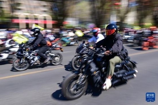 這是4月30日在新疆烏魯木齊市舉行的巡游活動(dòng)上拍攝的摩托機(jī)車方陣。