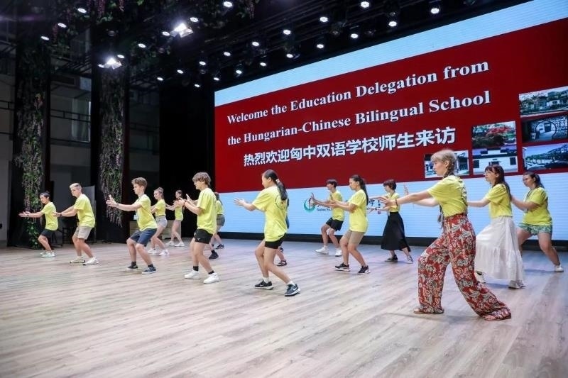 2023年7月，匈牙利匈中雙語學(xué)校師生代表團(tuán)來到江蘇參加“錦繡江蘇”青年交流項(xiàng)目。
