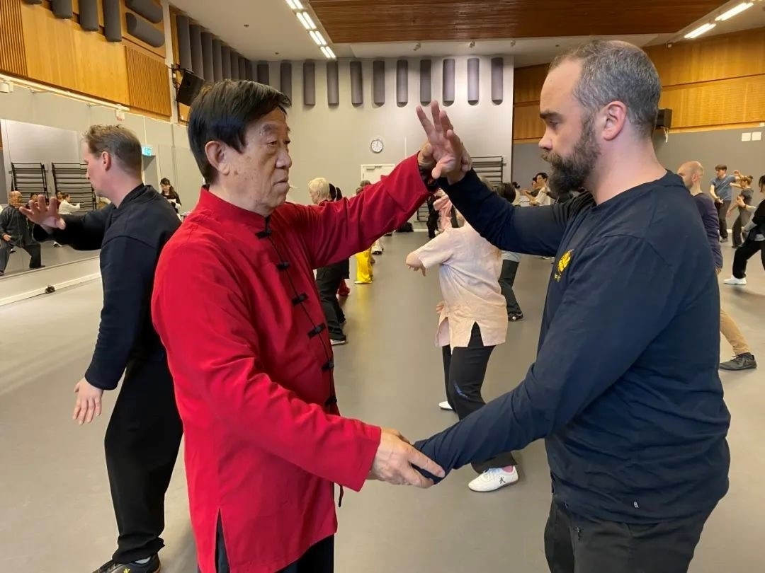 陳正雷老師親自示范指導(dǎo)。斯德哥爾摩中國文化中心供圖