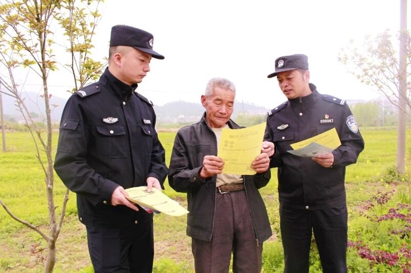 向村民宣傳反詐知識。