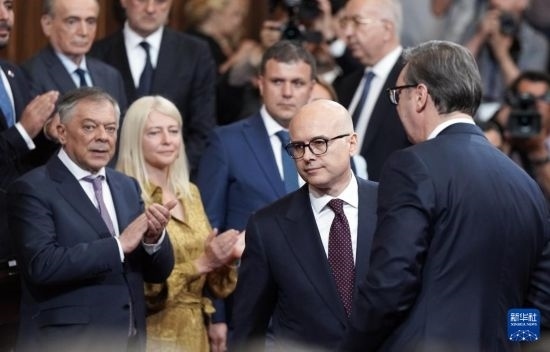  5月2日，在塞爾維亞貝爾格萊德，新一任政府總理武切維奇（中）出席就職儀式。新華社發(fā)（普雷德拉格·米洛薩夫列維奇攝）