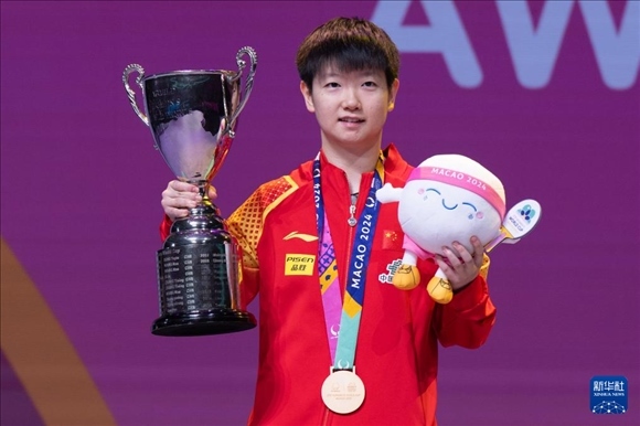 2024年4月21日，在2024年澳門(mén)國(guó)際乒聯(lián)女子世界杯決賽中，孫穎莎奪得冠軍。圖為孫穎莎在頒獎(jiǎng)臺(tái)上。新華社記者 張金加 攝