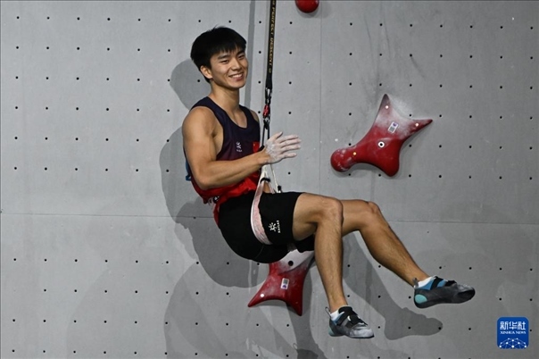 2024年4月13日，在江蘇吳江舉行的2024年國(guó)際攀聯(lián)攀巖世界杯（吳江站）男子速度決賽中，中國(guó)選手伍鵬獲得冠軍。圖為中國(guó)選手伍鵬在決賽后慶祝。新華社發(fā)（王須中攝）