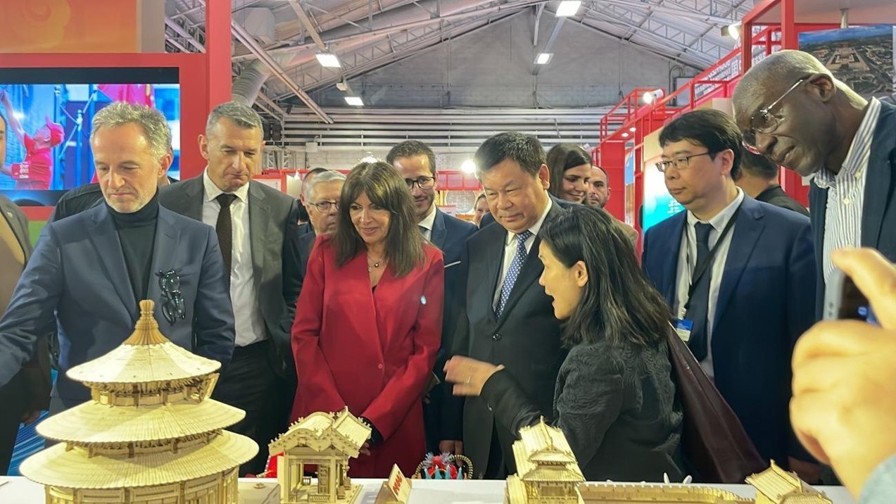 巴黎市市長(zhǎng)安妮·伊達(dá)爾戈參觀展覽。主辦方供圖