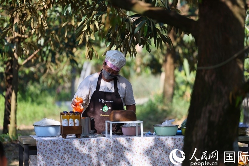 工作人員正在準備特色果汁。人民網記者 白元琪攝